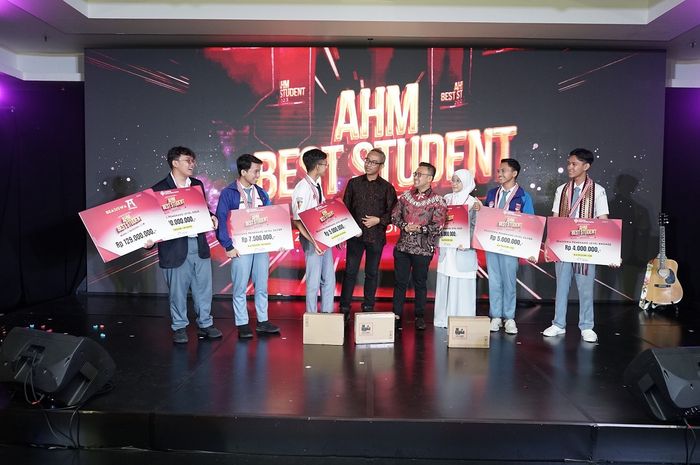 Pengumuman dan pemberian hadiah dalam ajang AHM Best Student 2023