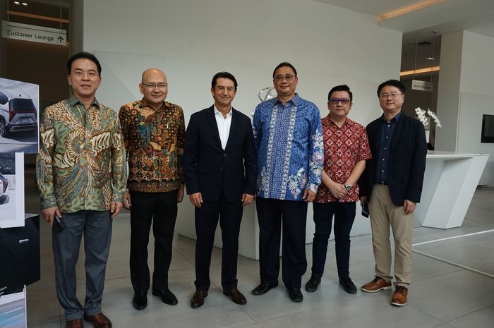 Global Chief Operating Officer (GCOO) Hyundai Motor Company, Jose Munoz (ketiga dari kiri) kunjungi Indonesia