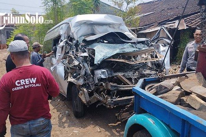 Toyota HiAce amburadul usai tabrak belakang truk di Tol Semarang-Solo