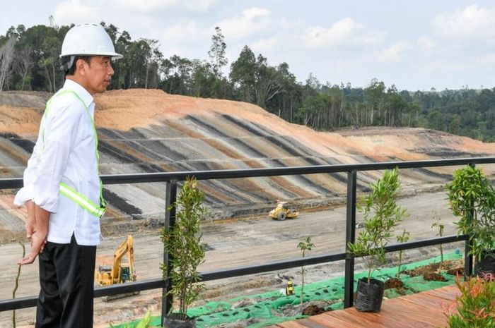 Presiden Jokowi saat meninjau langsung proyek Tol IKN pada Rabu (1/11/2023).