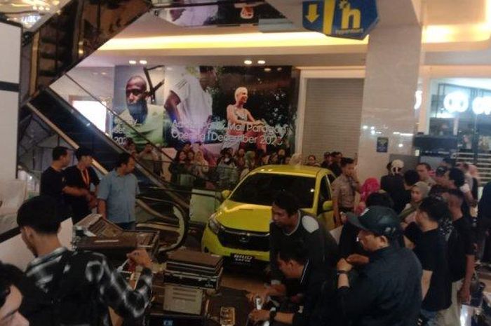 Brio kuning onbrak-abrik dua eskalator Mall Paragon Semarang. Posisi hand rem dan gigi seperti ini