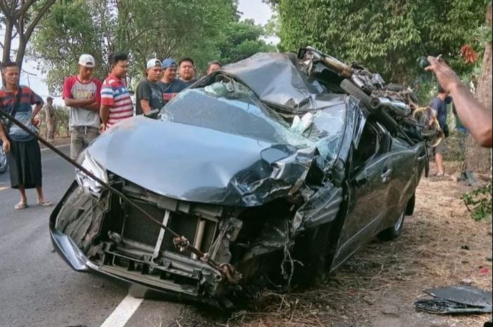 kondisi Toyota Avanza ringsek usai adu banteng dengan pemotor Yamaha di di jalan Desa Cengungklung Kabupaten Bojonegoro, Jawa Timur, pada Sabtu (4/11/2023).