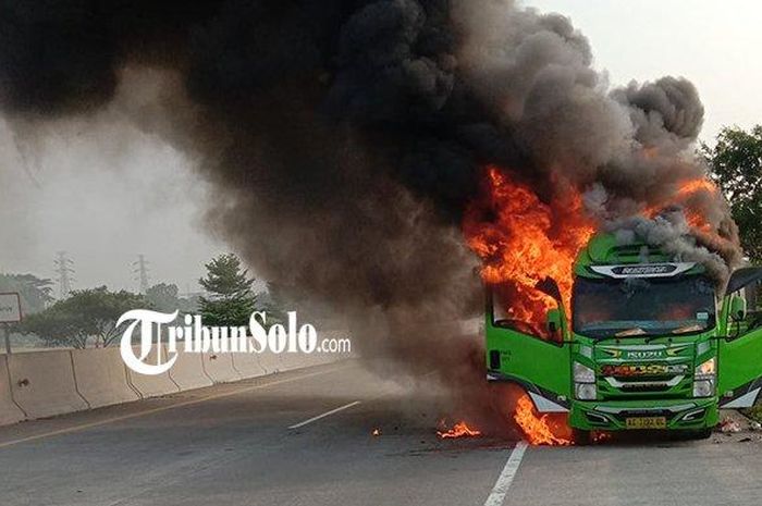 Isuzu Elf terbakar di Tol Solo-Ngawi