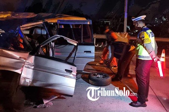 Kondisi Toyota Kijang Super yang alami kecelakaan maut di tol Semarang-Solo akibat roda belakang kiri copot