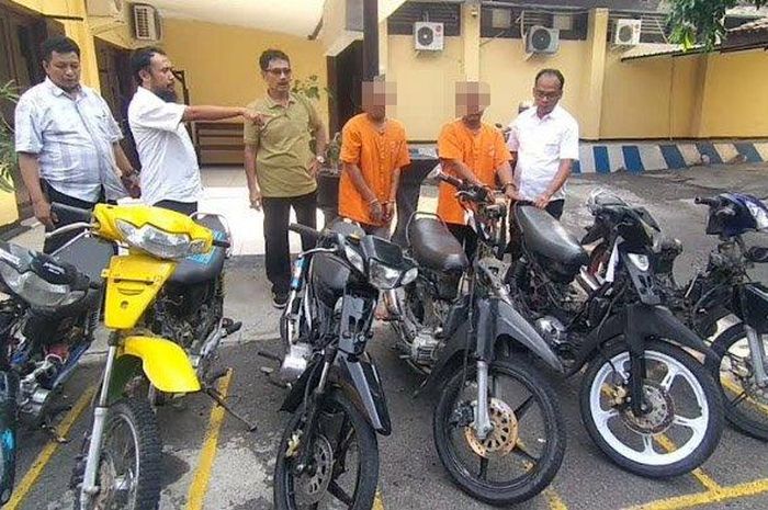 Berbaju oranye, dua orang maling spesialis motor dan mesin pompa air sawah di Ngawi, sudah beraksi di 100 TKP