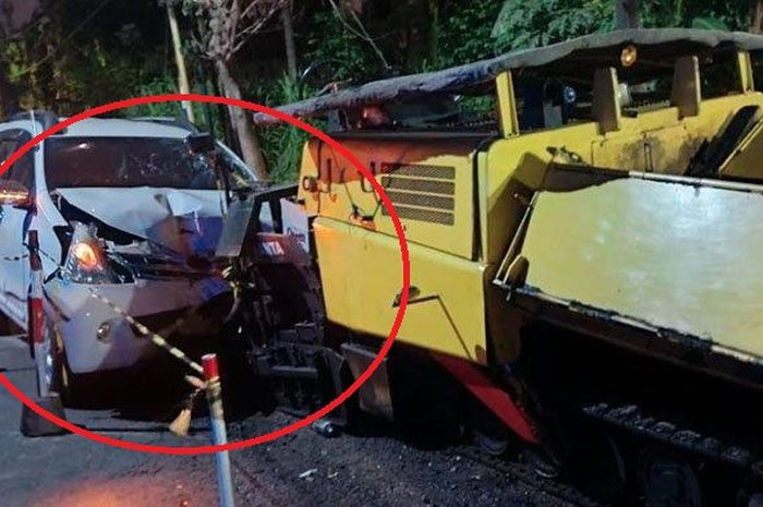 Dalam lingkaran merah kondisi Toyota Avanza yang menabrak alat berat pengaspal jalan di jalan raya Banyuwangi-Situbondo