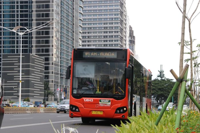 Layanan bus Transjakarta.  