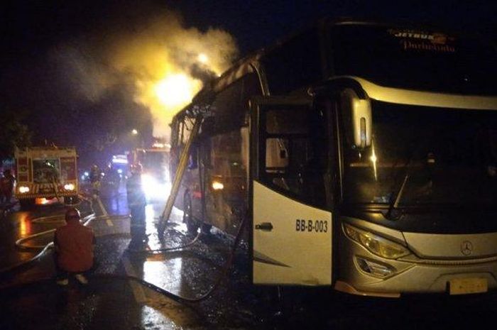 Bus pariwisata terbakar saat akan jemput wisatawan