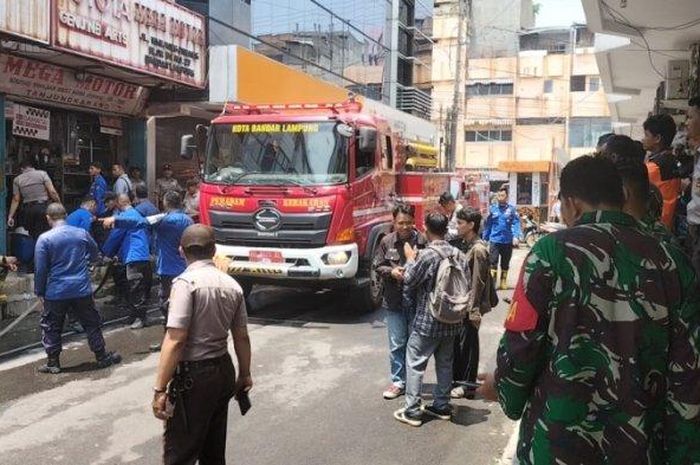Petugas pemadam kebakaran menggeruduk toko onderdil mobil Mega Motor di Pasar Tengah, Tanjungkarang Pusat, Bandar Lampung, Lampung