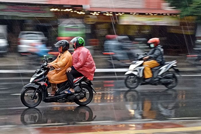 Cara mengerem motor saat hujan dan jalanan basah