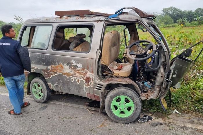 Suzuki Carry berisi 15 pelajar SD tabrak pohon di desa Sibadihon, Bonatua Lunasi, Toba, Sumatera Utara