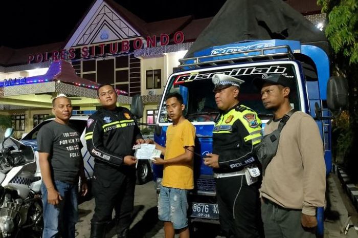 Jajaran Polres Situbondo saat mengamankan sopir truk biru yang viral karena aksi oleng di Jalan Raya Pantura Situbondo.