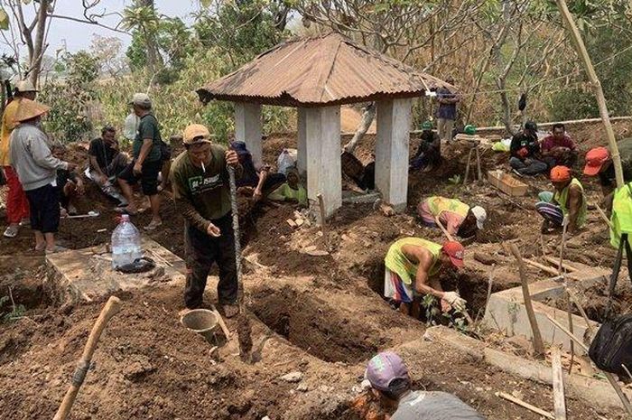 Proses pembongkaran dan pemindahan 288 makam di desa Brangkal, Karanganom, Klaten karena terimbas proyek tol Solo-Jogja