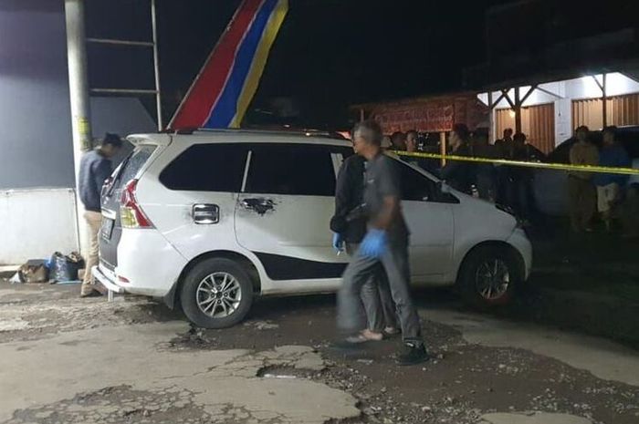 Daihatsu Xenia yang terparkir di minimarket wilayah Cireunghas, Sukabumi, Jawa Barat jadi TKP ditemukan mayat sopir taksi online bernama Suparno dalam kondisi tubuh dilakban