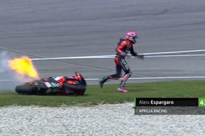 Motor Aleix Espargaro terbakar saat sesi FP1 MotoGP Malaysia