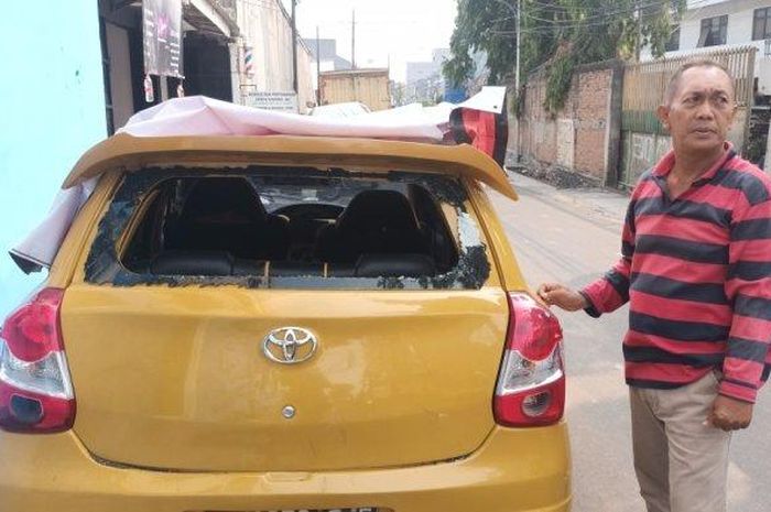 Toyota Etios Valco milik warga RW 13, Cipinang Besar Utara, Jatinegara, Jakarta Timur dirusak kelompok bersenjata tajam