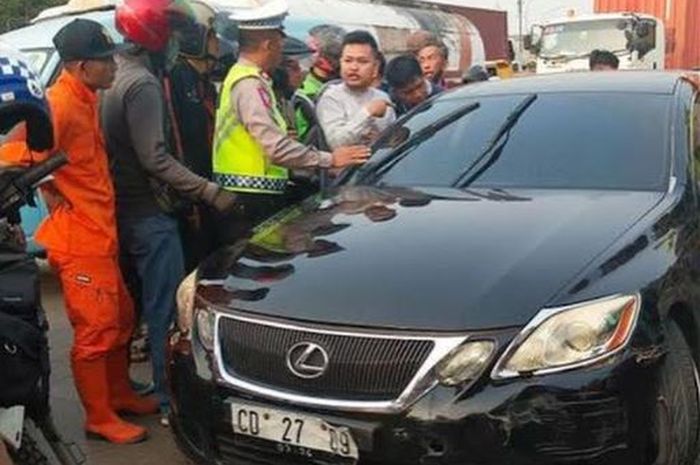 Lexus milik Kedubes Irak terlibat kecelakaan