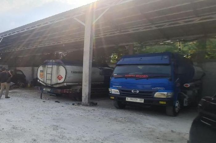 Beberapa unit truk tangki di gudang penimbunan Solar Subsidi di Pati, Jawa Tengah