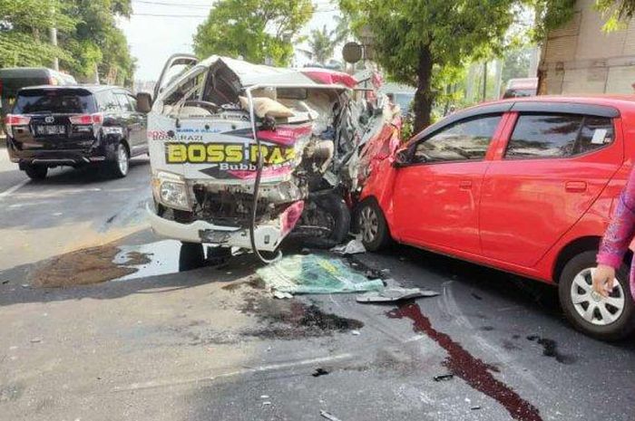 Kondisi Isuzu Traga terkoyak parah usai tabrak dump truck parkir lalu terpelanting sabet Toyota Agya di Tirtomartani, Kalasan, Sleman