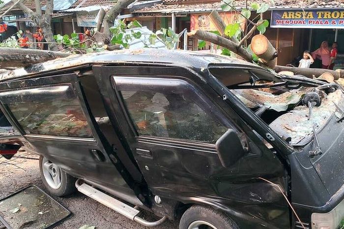 Daihatsu Zebra hancur ditebas pohon tumbang di depan SPBU desa Dasan Tereng, Narmada, Lombok Barat, Nusa Tenggara Barat