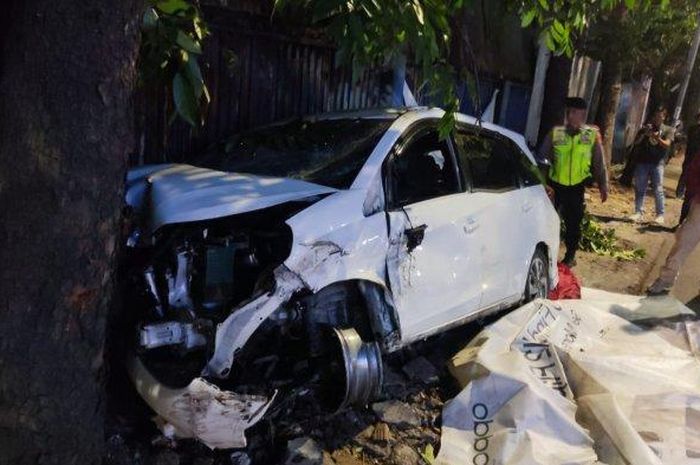 Honda Mobilio ringsek usai tabrak pohon karena kabur habis tabrak motor. Remaja jadi tersangka