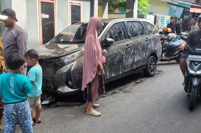 Kondisi Toyota Calya usai dibakar ODGJ di Jl Sei Mantri, Nunukan, Kalimantan Utara