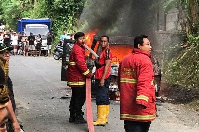 Daihatsu Espass hangus terbakar di Bali