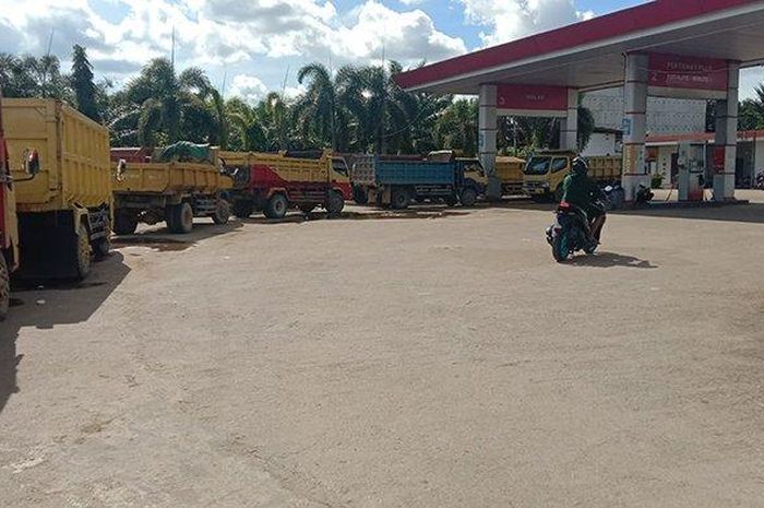 Antrean truk isi Solar di SPBU Jalan Trans Kalimantan