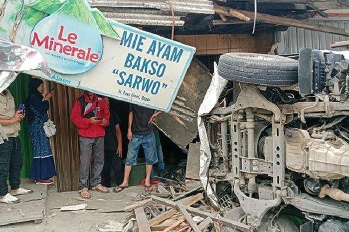 Truk box terkapar usai tabrak Toyota Avanza, 2 motor dan berakhir bikin porak-poranda warung bakso di jalan raya Bogor-Sukabumi, desa Muarajaya, Caringin, kabupaten Bogor, Jawa Barat