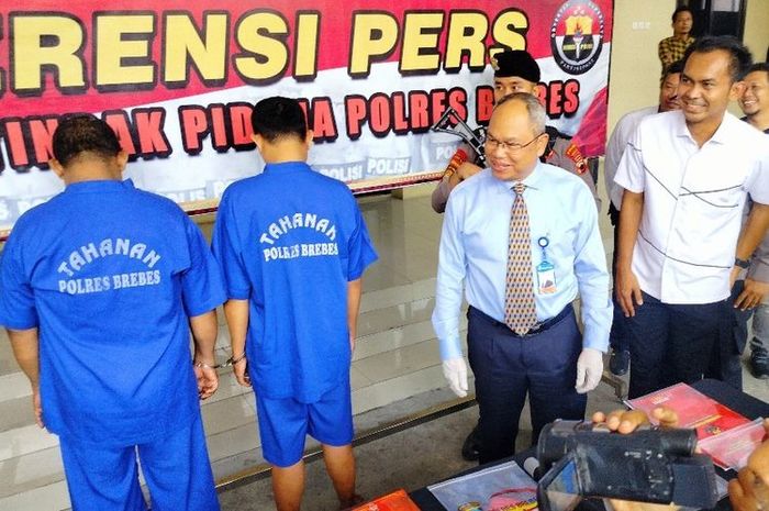 Konferensi Pers dua pengedar uang palsu di Brebes, Jawa Tengah dengan modus beli motor bekas