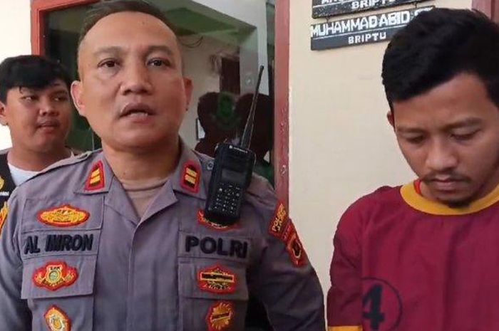 Kapolsek Jelutung, Iptu Al Imron bersama Ari Setiawan (42) yang baru selangkah keluar Lapas Kelas IIB Tebo kembali ditangkap Polisi