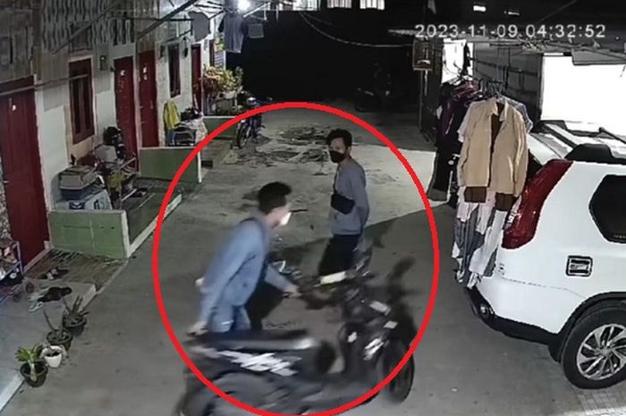 Aksi dua pelaku maling menggondol 2 Honda BeAT sekaligus milik Fidayana, warga kota Bekasi