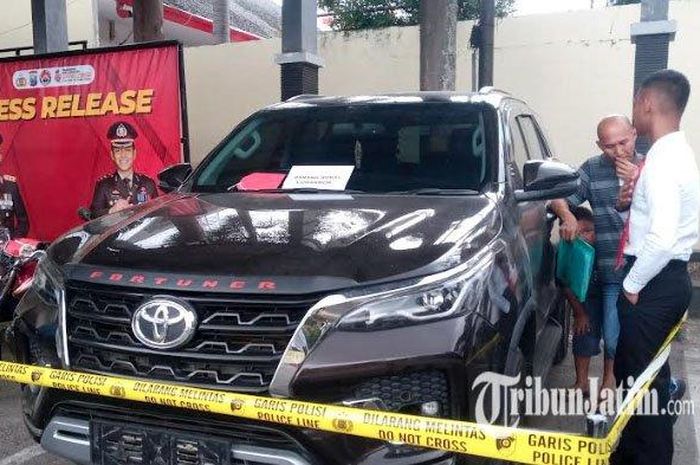 Toyota Fortuner milik Ferry (47) warga Muara Enim Sumatera Selatan diamankan di Mapolres Tuunggung setelah sebulan dilarikan calon pembeli