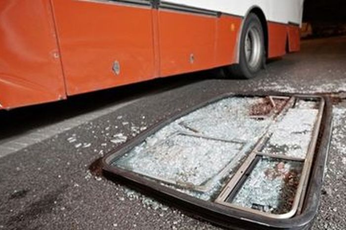 Ilustrasi kecelakaan bus yang hantam pembatas jalan