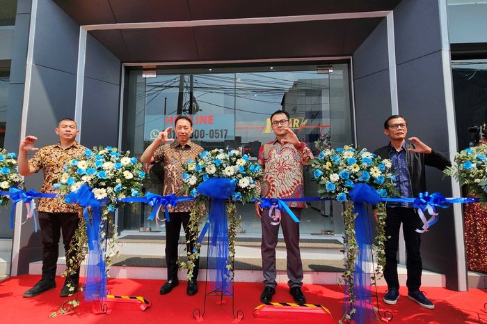 Manajemen Chery Sales Indonesia dan PT Ambara Hasyim Ashari saat meresmikan diler Hasyim Ashari Jumat tadi (17/11/2023)