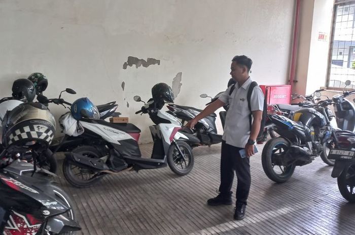 Lokasi parkir kantor Bupati Probolinggo menjadi TKP hilangnya Honda BeAT staf kantor kecamatan Dringu saat ikut rapat