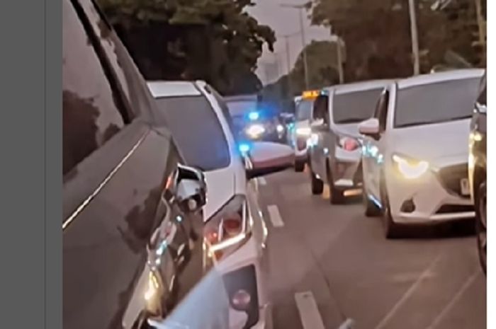 Viral mobil ngotot minta jalan sambil nyalakan strobo dan bunyikan sirine, jengkel kalau lihatpelat nomornya