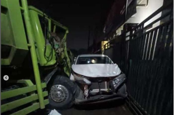 Daihatsu Terios dijepit dump truck setelah kecelakaan beruntun di jalan Parung Panjang, Bogor