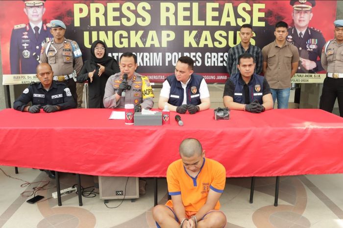 Konferensi Pers kasus perampasan motor oleh pengojek online dengan modus kata 'pukuli adikku' yang disasar remaja di Gresik, Jawa Timur
