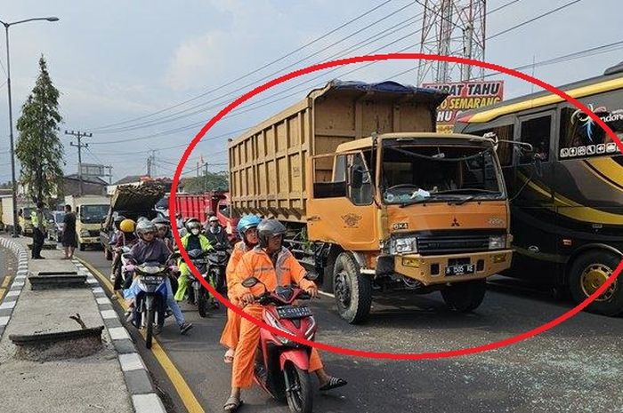 Dump truck penyebab macet 5 Km di jalan raya Jogja-Magelang, akibat tabrak Gran Max dan truk boks di lampu merah