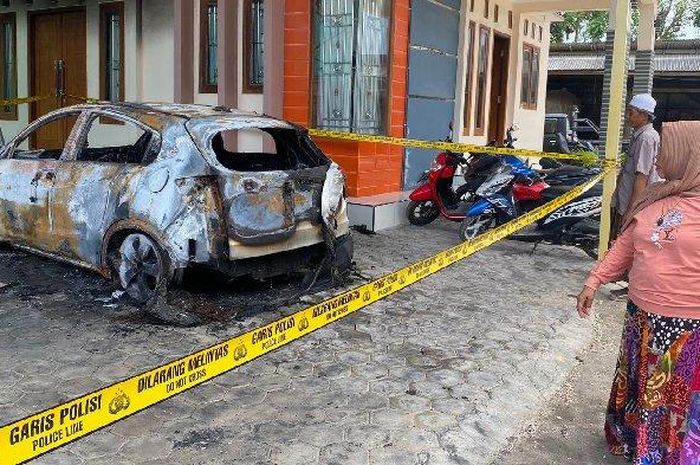 Kondisi Honda HR-V milik Matweki warga desa Banyusoka, Ketapang, Sampang, Madura dibakar orang misterius memakai kain