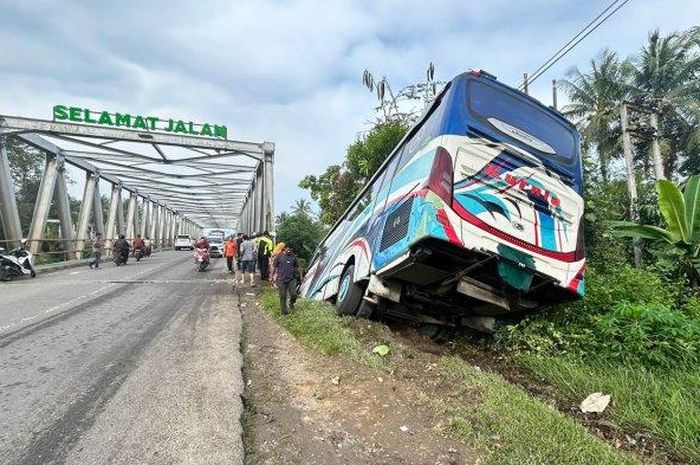 Bus PO Kurnia laka tunggal di jembatan besi desa Mane Tunong, Muara Batu, Aceh Utara, Aceh