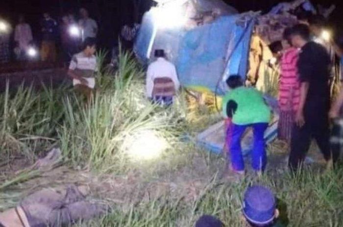 Proses evakuasi korban penumpang Isuzu Elf yang terseret KA Probowangi