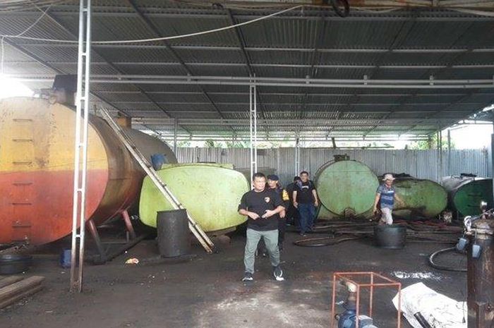 Deretan tangki di gudang BBM ilegal yang berlokasi di Indralaya, Ogan Ilir, Sumatera Selatan