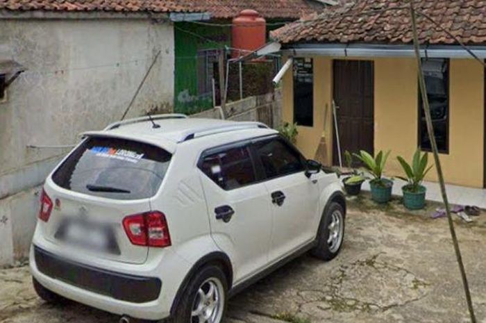 Suzuki Ignis putih terparkir di rumah Mimin Mintarsih, salah satu turut tersangka pembunuhan ibu dan anak Subang