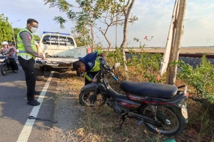 Olah TKP kecelakaan Honda CB150R dan Astrea Grand di desa Tikusan, Kapas, Bojonegoro