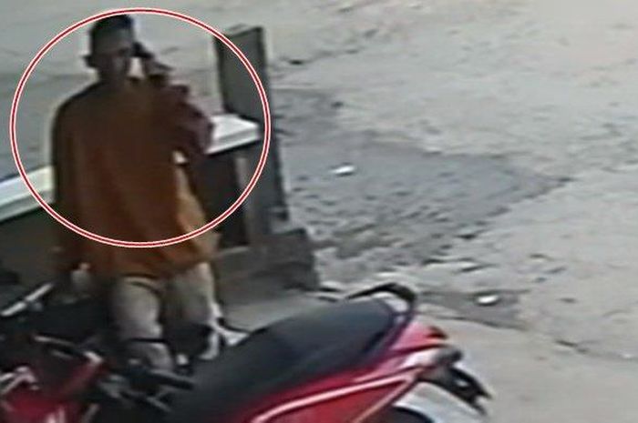 Pelaku pencuri Yamaha Mio M3 milik karyawan frozen food, Prima Freshmart di Macan Lindungan, Ilir Barat I, Palembang terekam CCTV