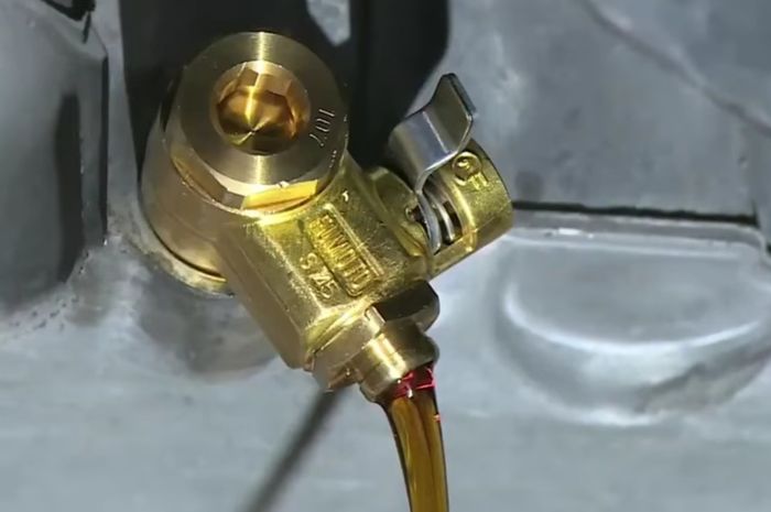 Baut khusus ini bikin ganti oli mesin motor semudah membuka keran air 