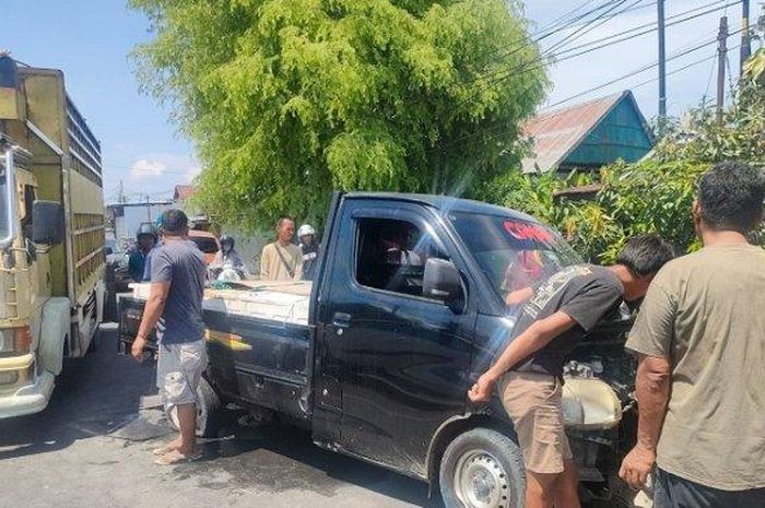 Daihatsu Gran Max muatan ikan 500 kg tabrak pagar besi jembatan di Polewali Mandar, Sulawesi Barat