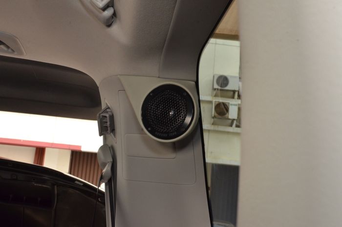 Surround speaker bisa bikin audio mobil punya suara lebih megah
